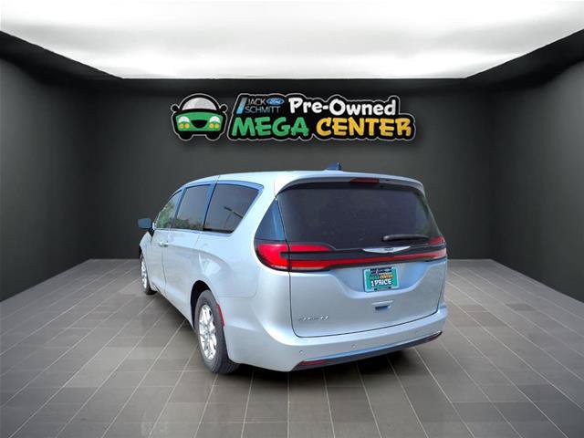 Used 2024 Chrysler Pacifica Touring-L FWD image 4