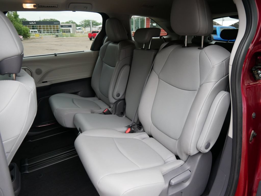 Used 2021 Toyota Sienna XLE w/ XLE Plus Package FWD image 11