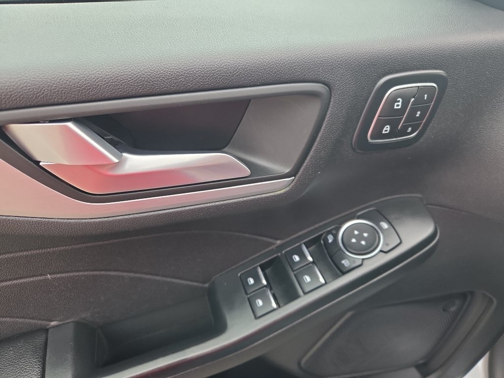 Certified 2025 Ford Escape Platinum AWD/4WD image 17