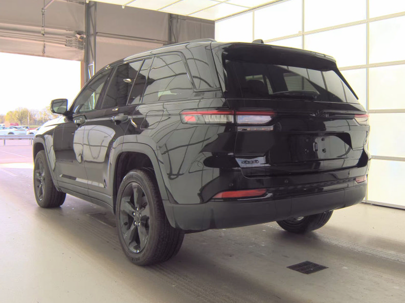 Used 2023 Jeep Grand Cherokee Altitude AWD/4WD image 4