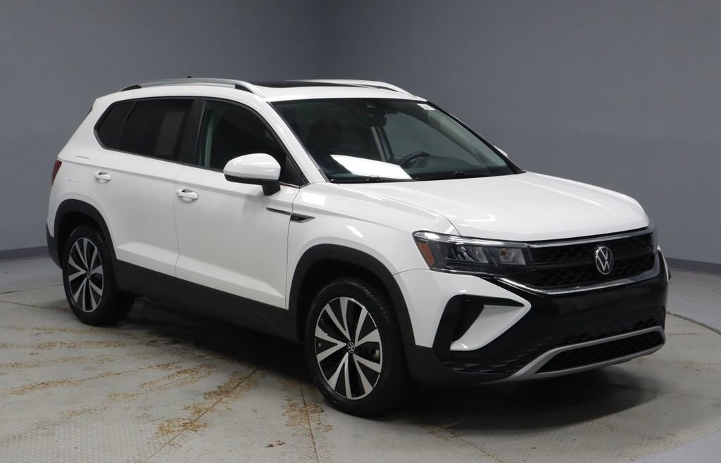 Used 2023 Volkswagen Taos SE w/ Panoramic Sunroof Package AWD/4WD image 7