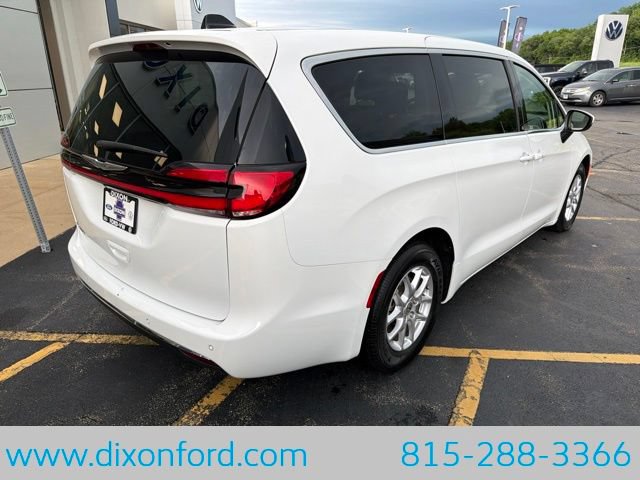 Used 2023 Chrysler Pacifica Touring-L FWD image 8