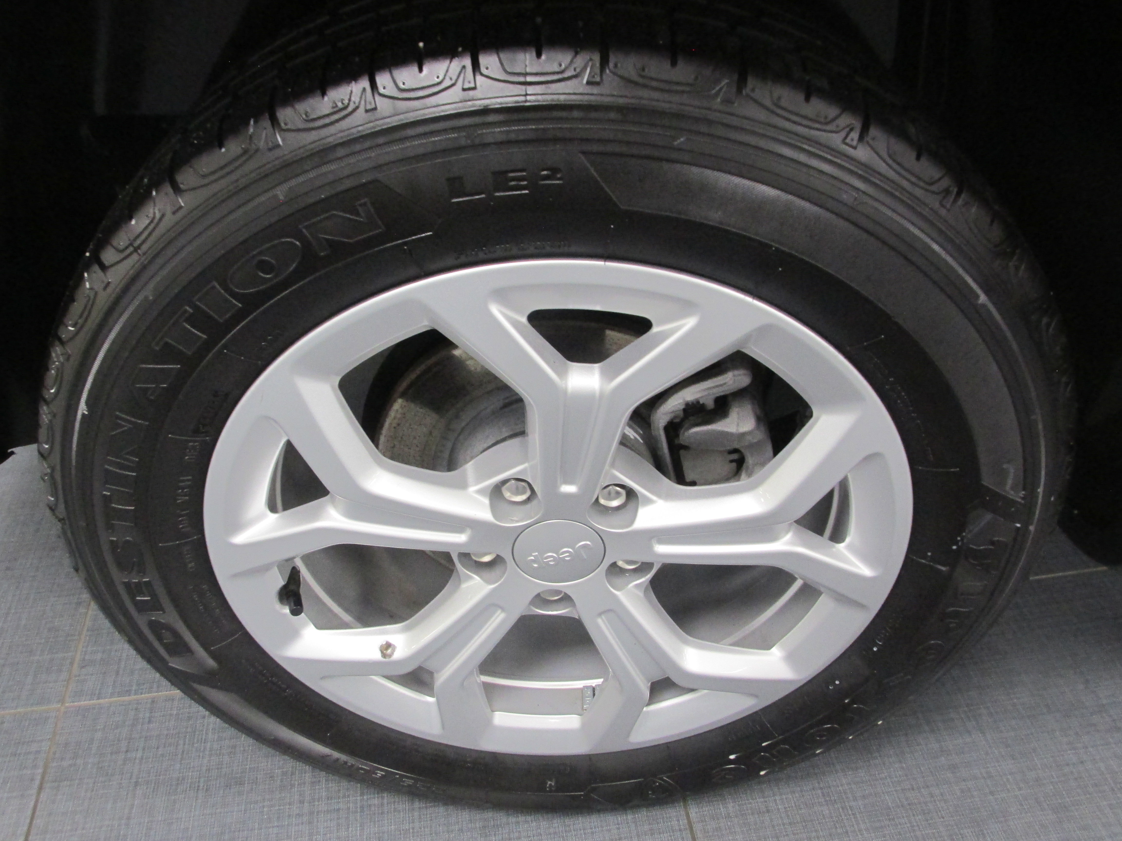 Used 2024 Jeep Compass Latitude image 16