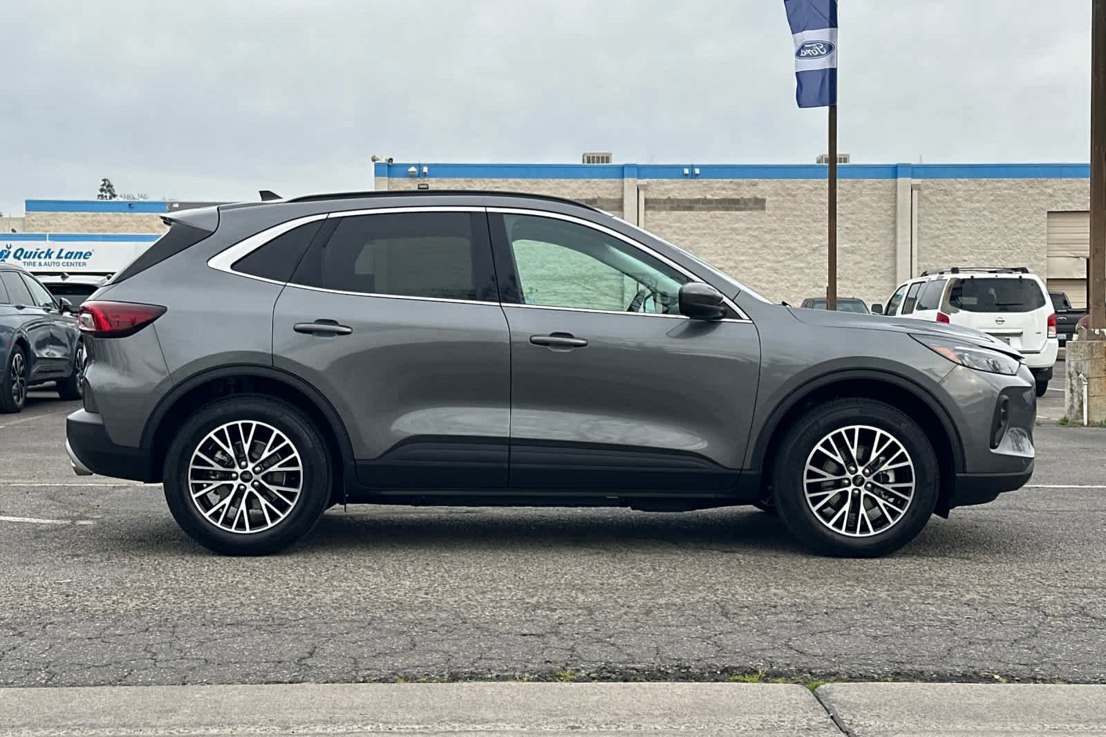 Certified 2025 Ford Escape SE w/ PHEV Premium Package image 6