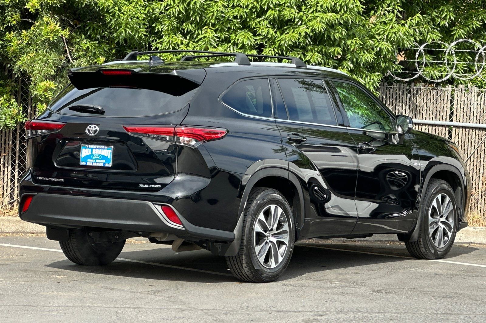 Used 2022 Toyota Highlander XLE AWD/4WD image 3