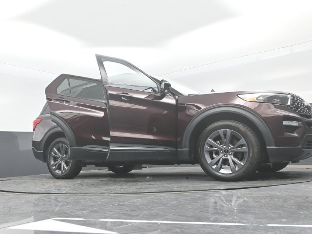 Certified 2022 Ford Explorer XLT w/ Equipment Group 202A AWD/4WD image 34