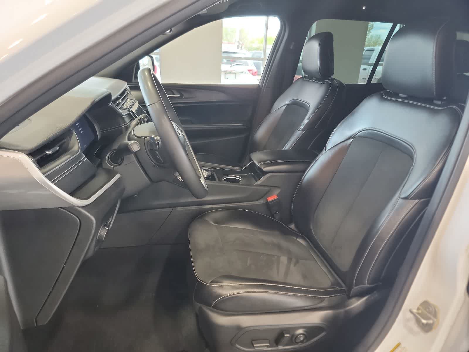 Used 2023 Jeep Grand Cherokee Altitude AWD/4WD image 14