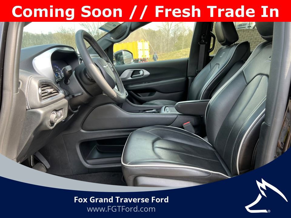 Used 2025 Chrysler Pacifica Limited FWD image 8