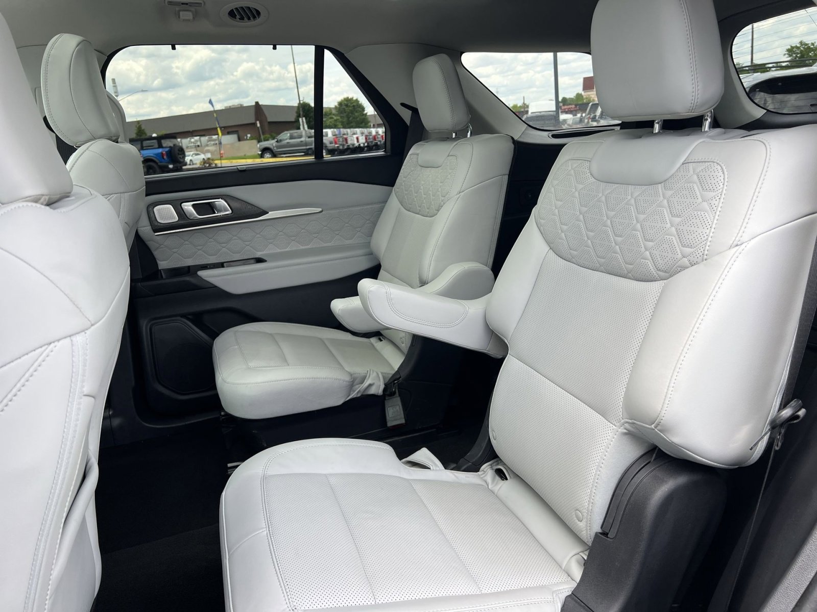 Certified 2025 Ford Explorer Platinum w/ LUX Leather Package AWD/4WD image 33