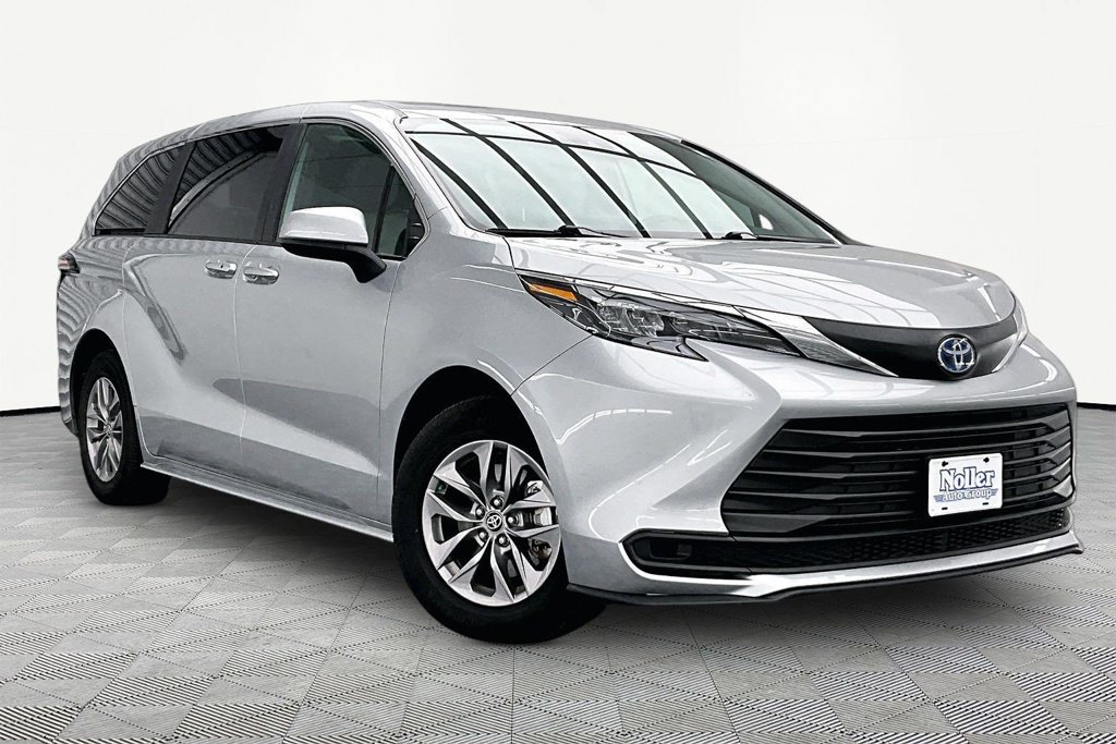 Used 2025 Toyota Sienna LE FWD image 12