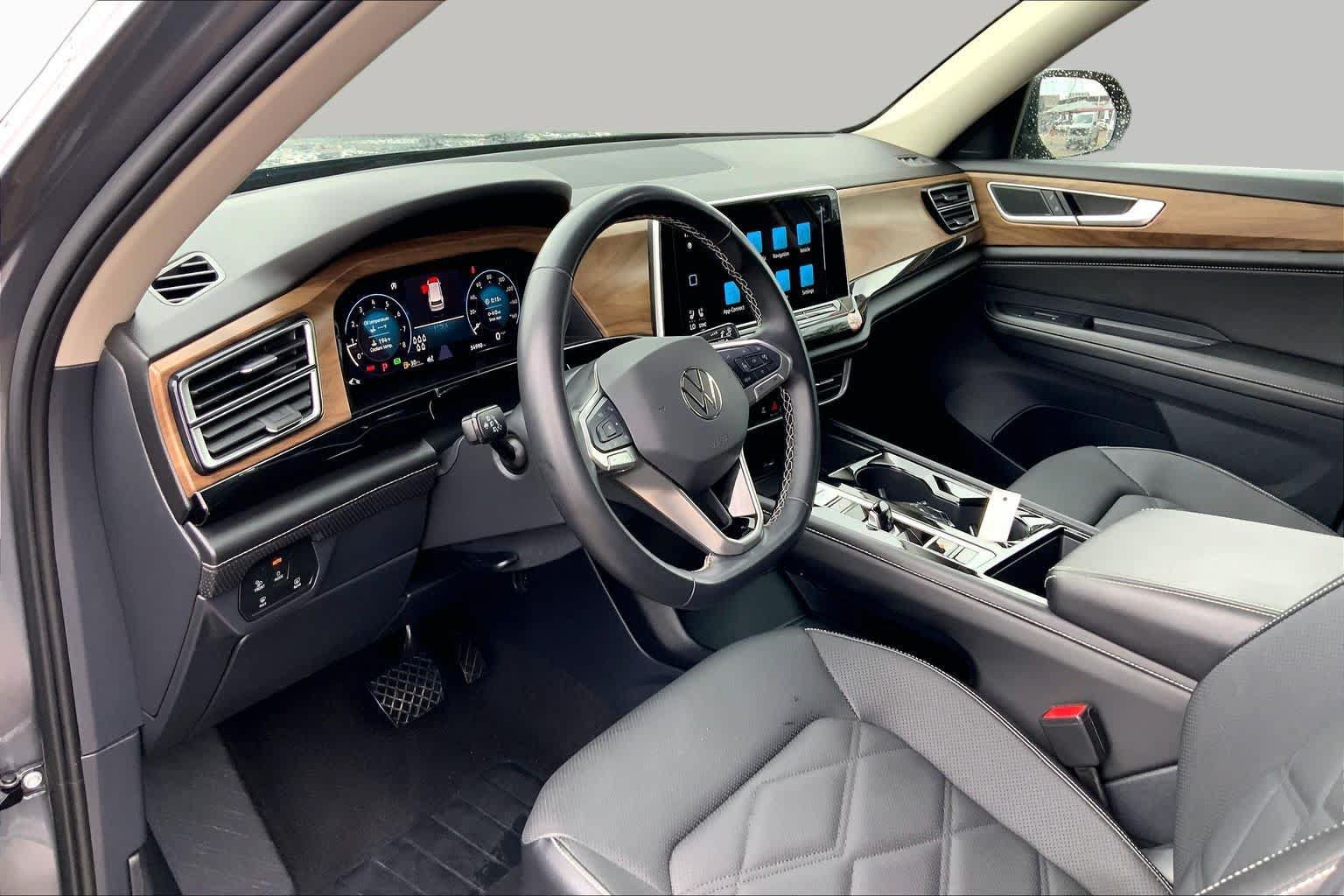 Used 2025 Volkswagen Atlas SE FWD image 18
