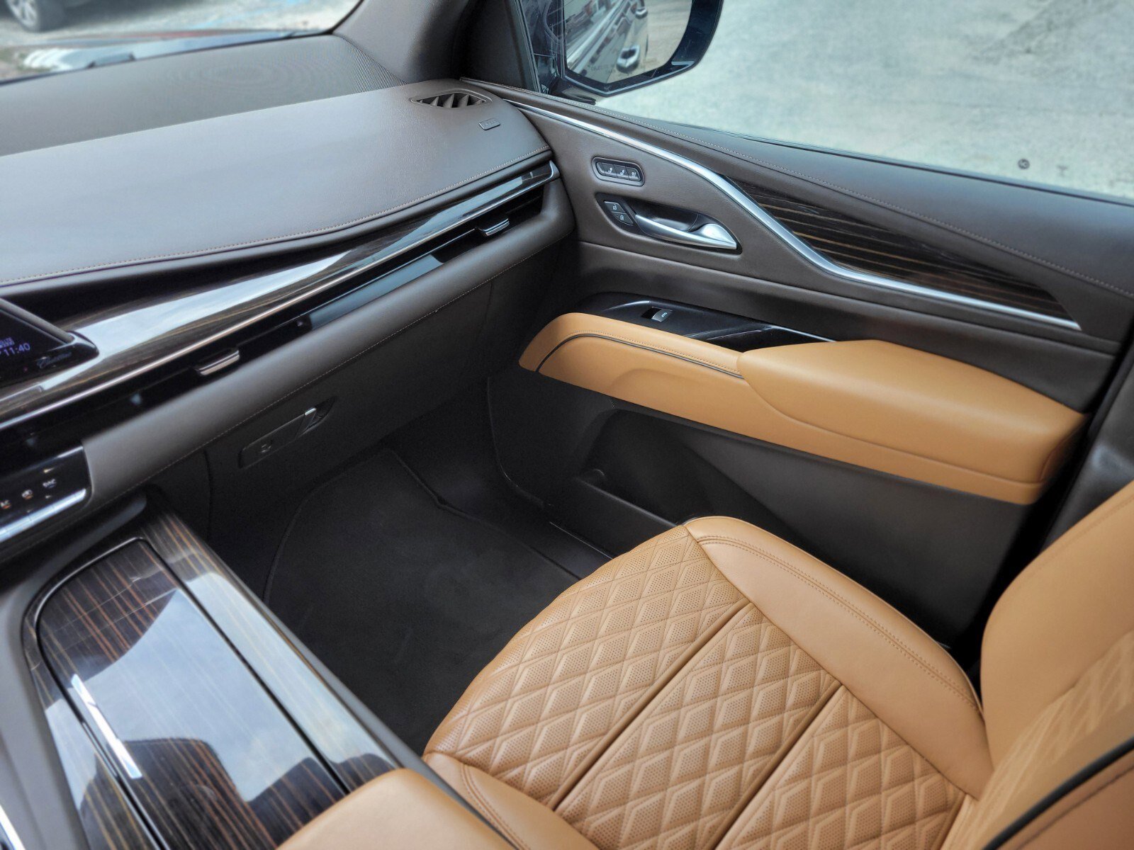 Used 2022 Cadillac Escalade Premium Luxury image 16