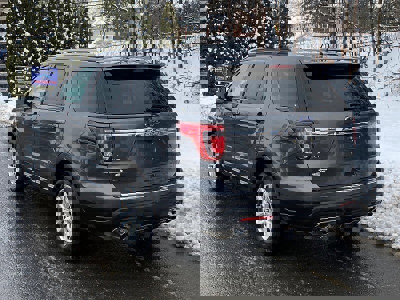 Certified 2018 Ford Explorer XLT w/ Equipment Group 202A image 3