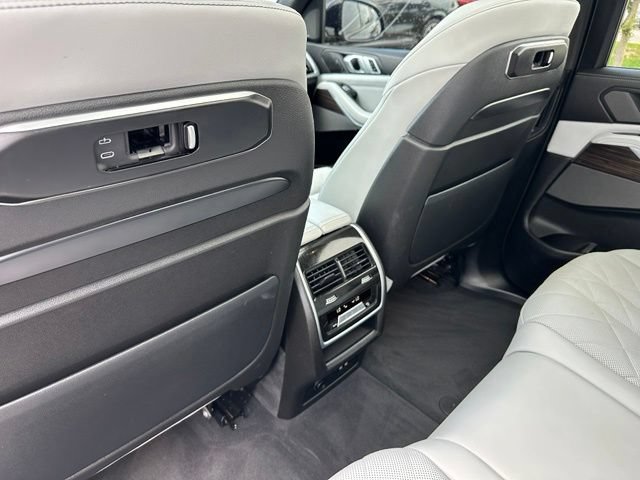 Used 2024 BMW X7 xDrive40i w/ M Sport Package AWD/4WD image 17