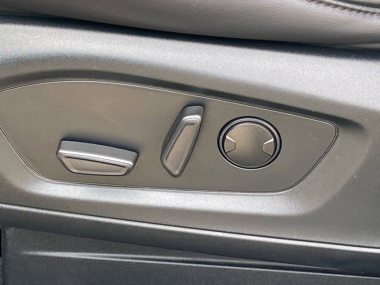 Certified 2022 Ford Explorer XLT w/ Equipment Group 202A image 15