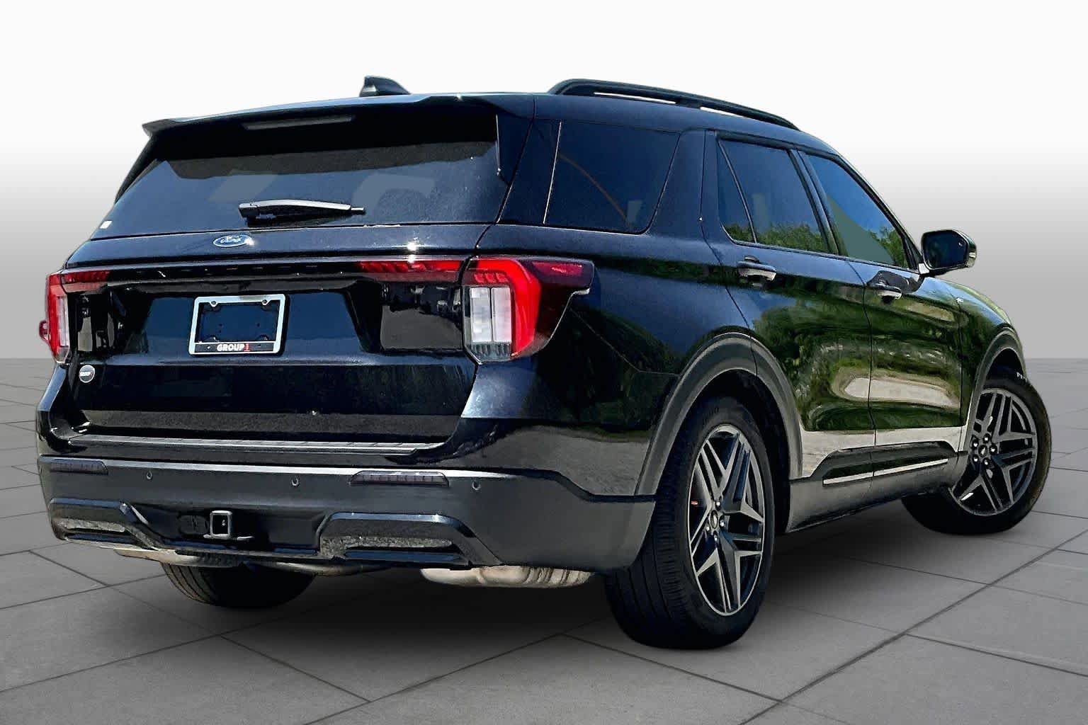 Certified 2025 Ford Explorer ST-Line w/ Premium Package AWD/4WD image 13