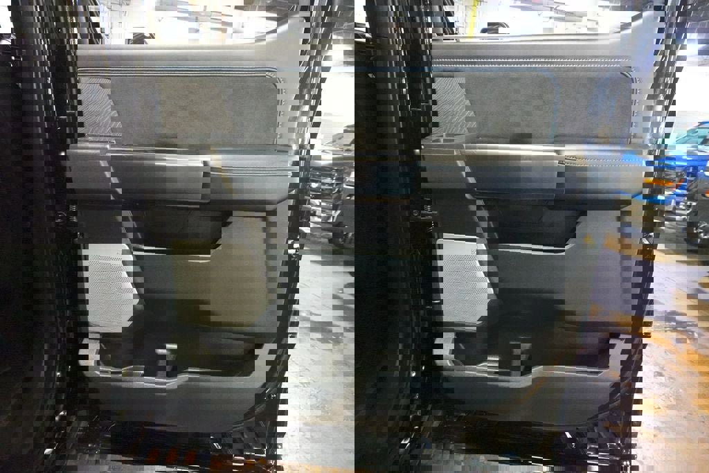 Certified 2025 Ford F350 Platinum w/ Tremor Off-Road Package AWD/4WD image 31