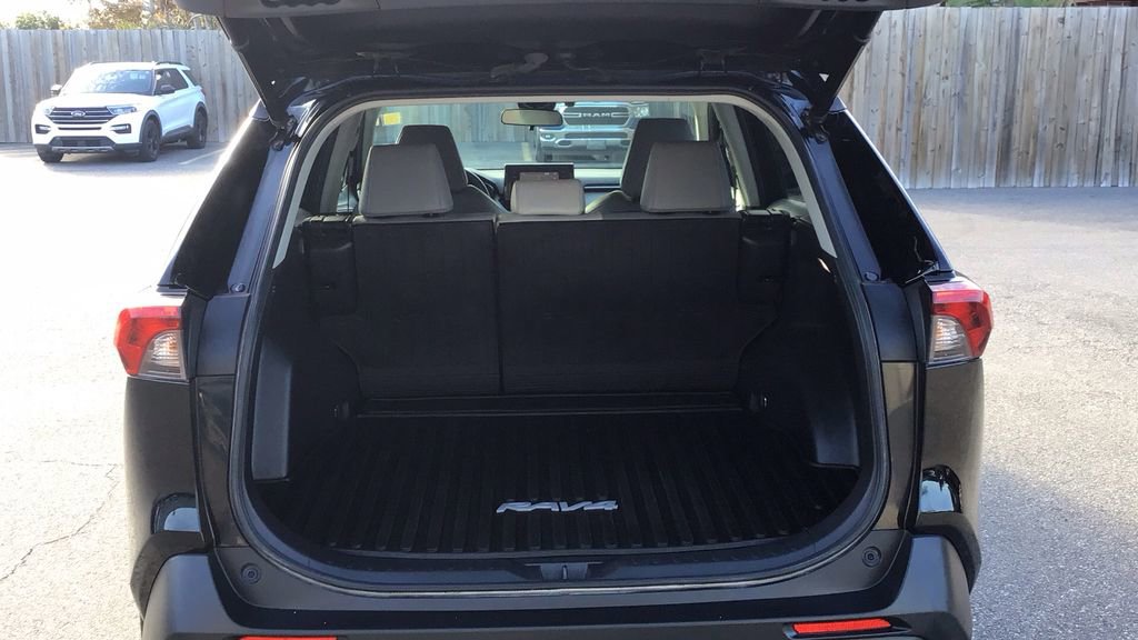 Used 2022 Toyota RAV4 XLE Premium image 9