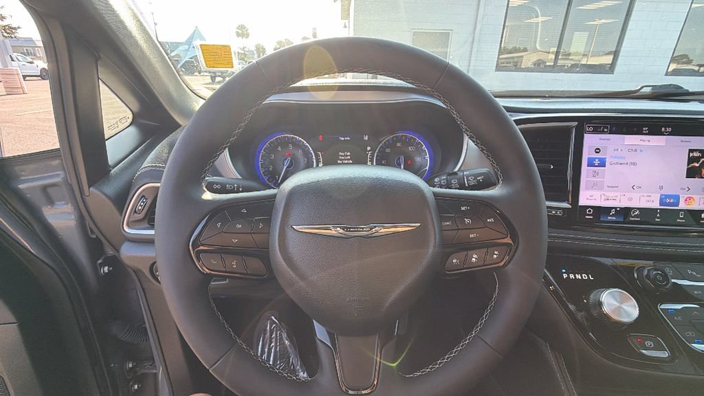 Used 2025 Chrysler Pacifica Limited FWD image 15