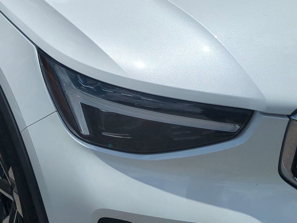 Used 2024 Volvo XC40 B5 Plus w/ Protection Package Premier image 10