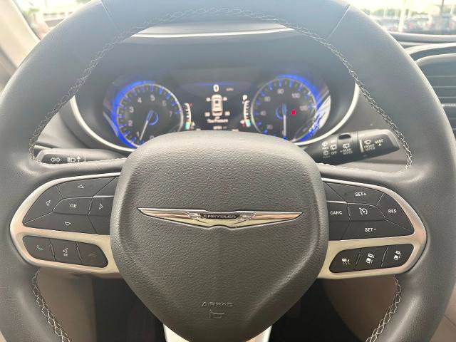 Used 2024 Chrysler Pacifica Touring-L FWD image 18