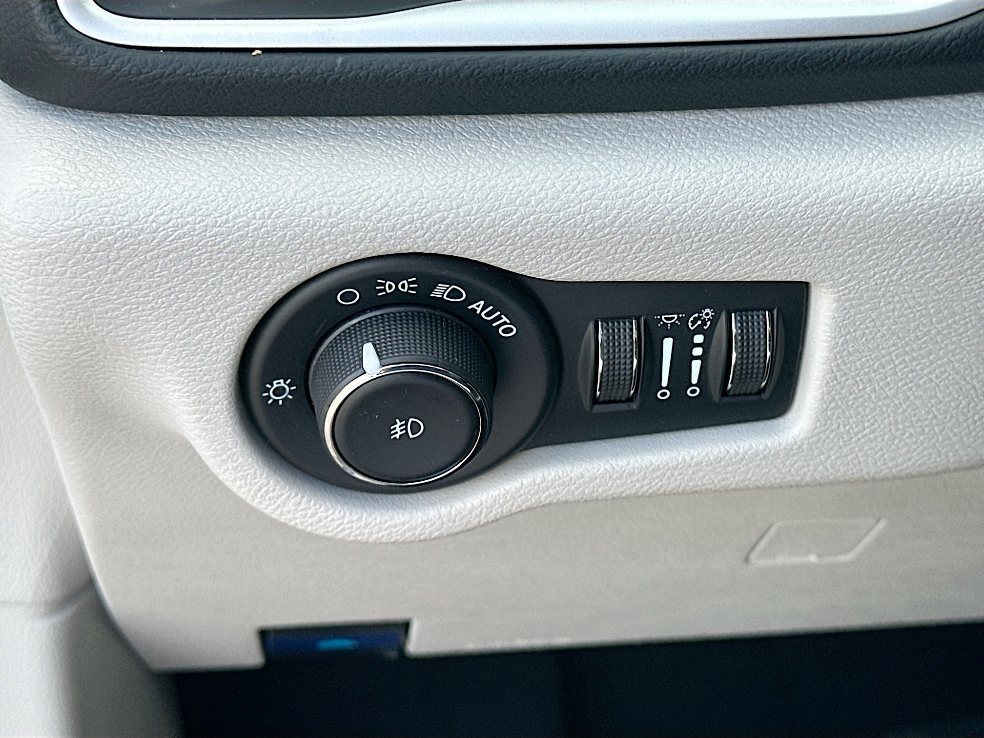 Used 2023 Chrysler Pacifica Touring-L image 10