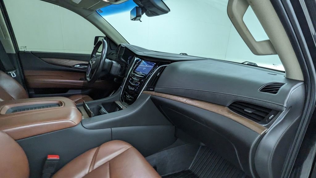 Used 2019 Cadillac Escalade Premium Luxury w/ Escalade Sport Edition AWD/4WD image 43