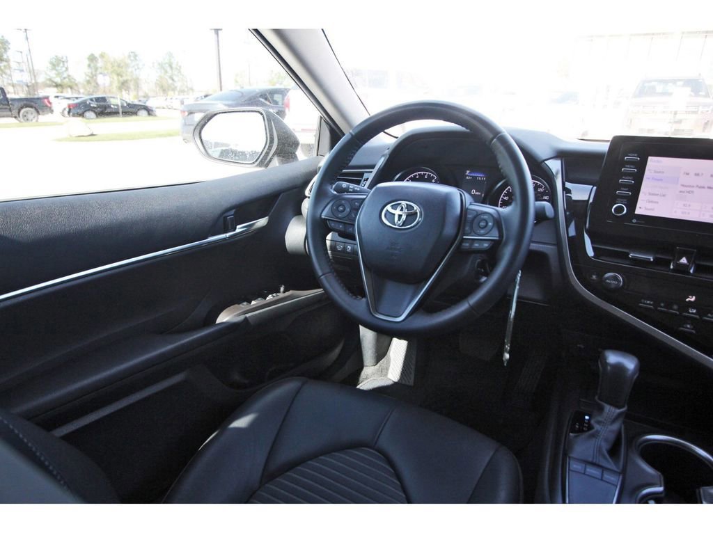 Used 2024 Toyota Camry SE image 11