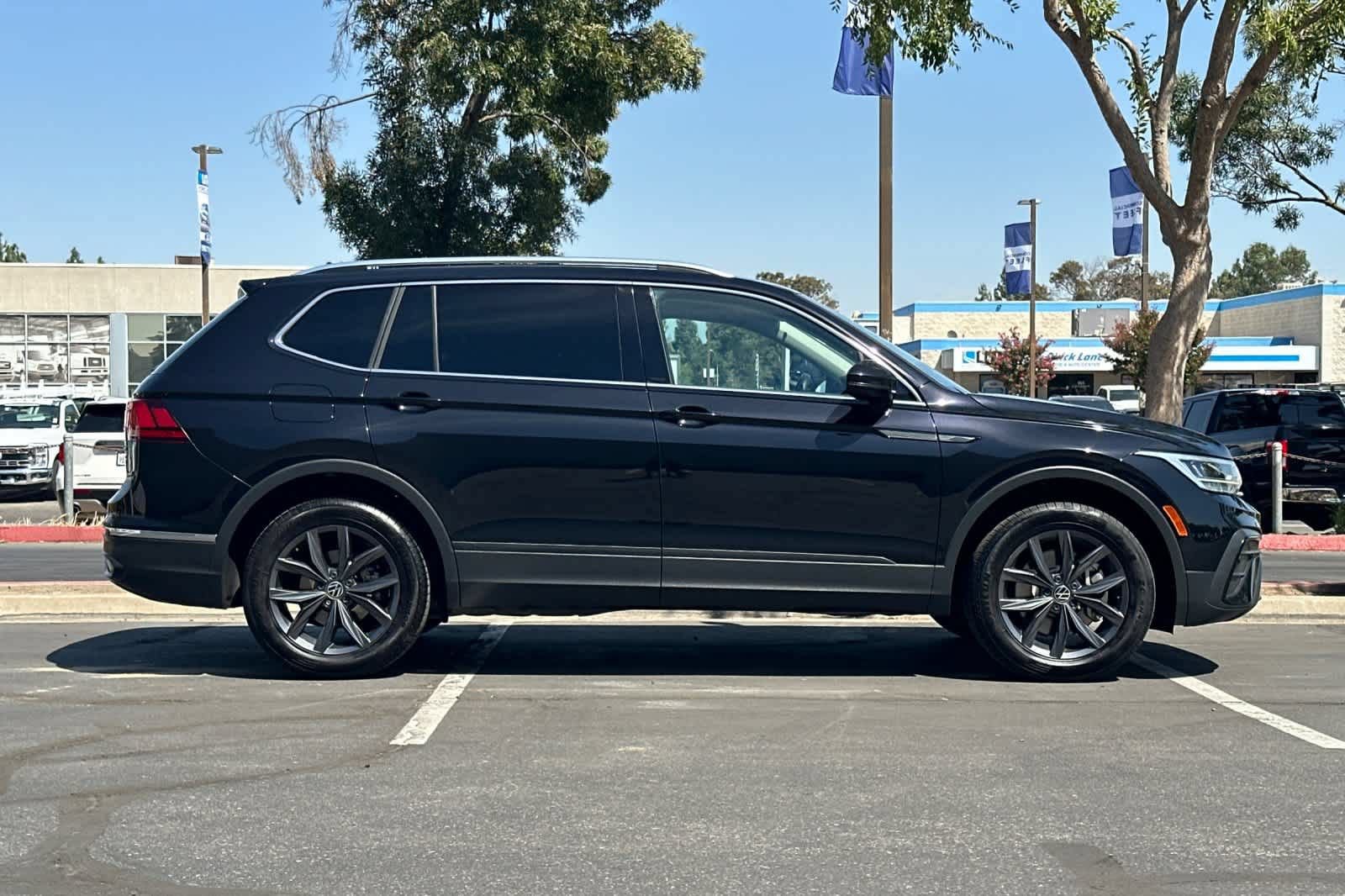 Used 2023 Volkswagen Tiguan SE AWD/4WD image 9