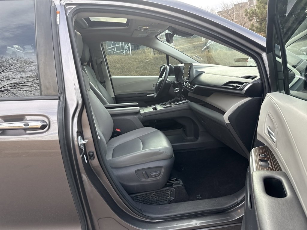 Used 2021 Toyota Sienna XLE image 31