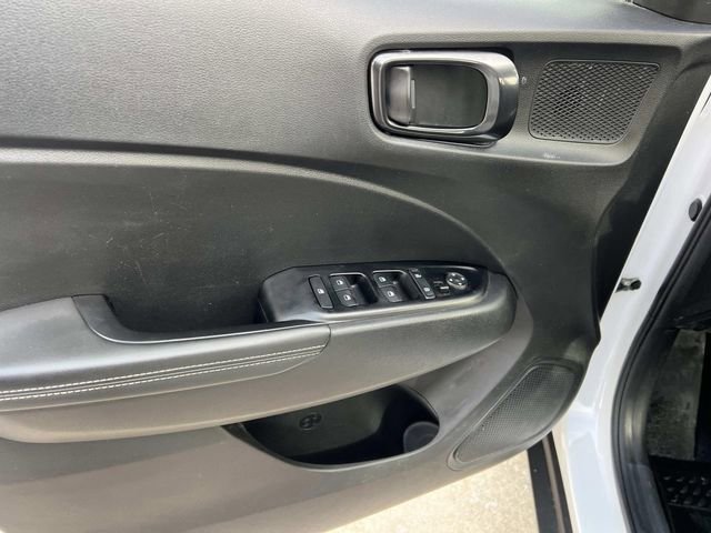 Used 2022 Hyundai Venue Limited image 14