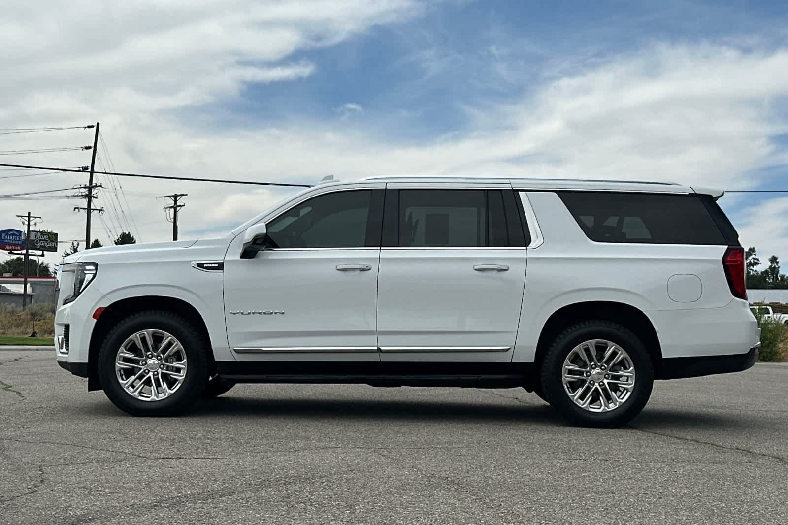 Used 2022 GMC Yukon XL SLT w/ SLT Premium Package AWD/4WD image 5