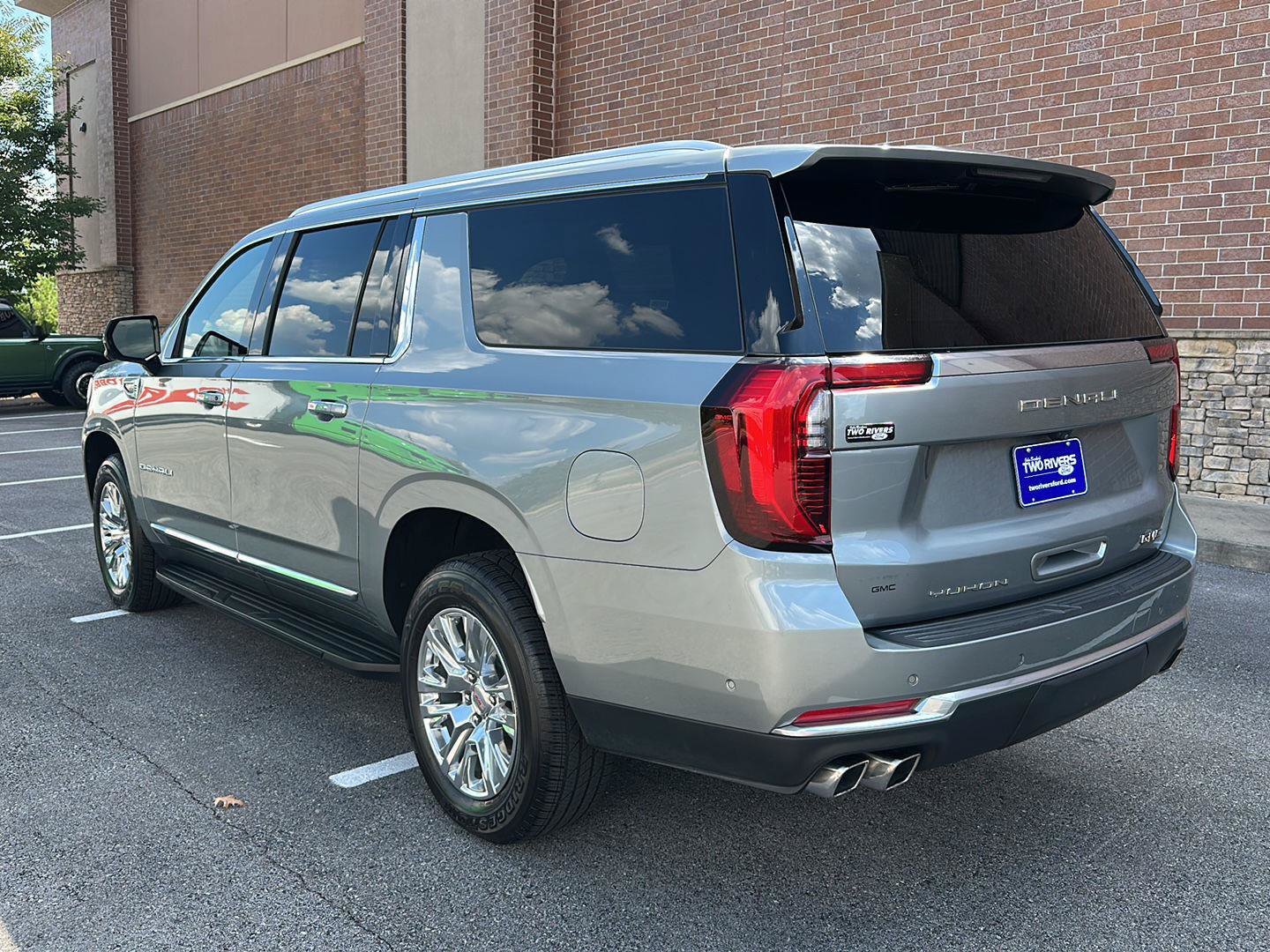 Used 2025 GMC Yukon XL Denali RWD image 3