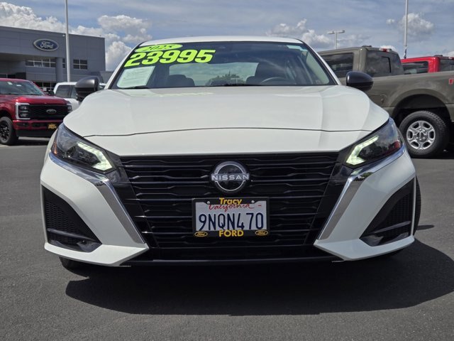 Used 2025 Nissan Altima 2.5 SV FWD image 2