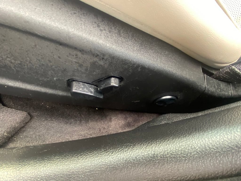Used 2018 Chrysler 300 Limited AWD/4WD image 10