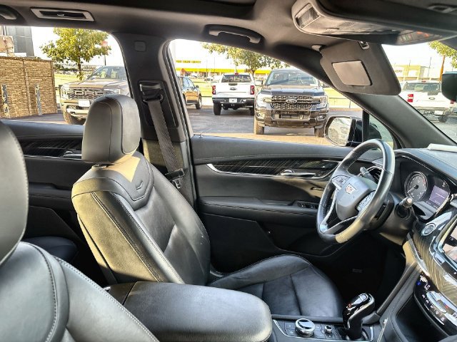Used 2021 Cadillac XT6 Premium Luxury w/ LPO, ONYX Package FWD image 17