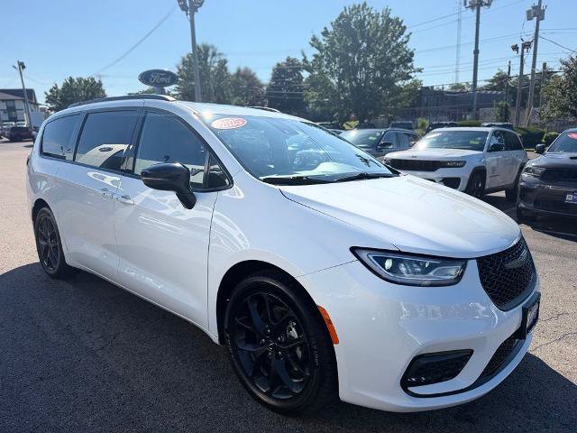 Used 2025 Chrysler Pacifica Limited FWD image 10