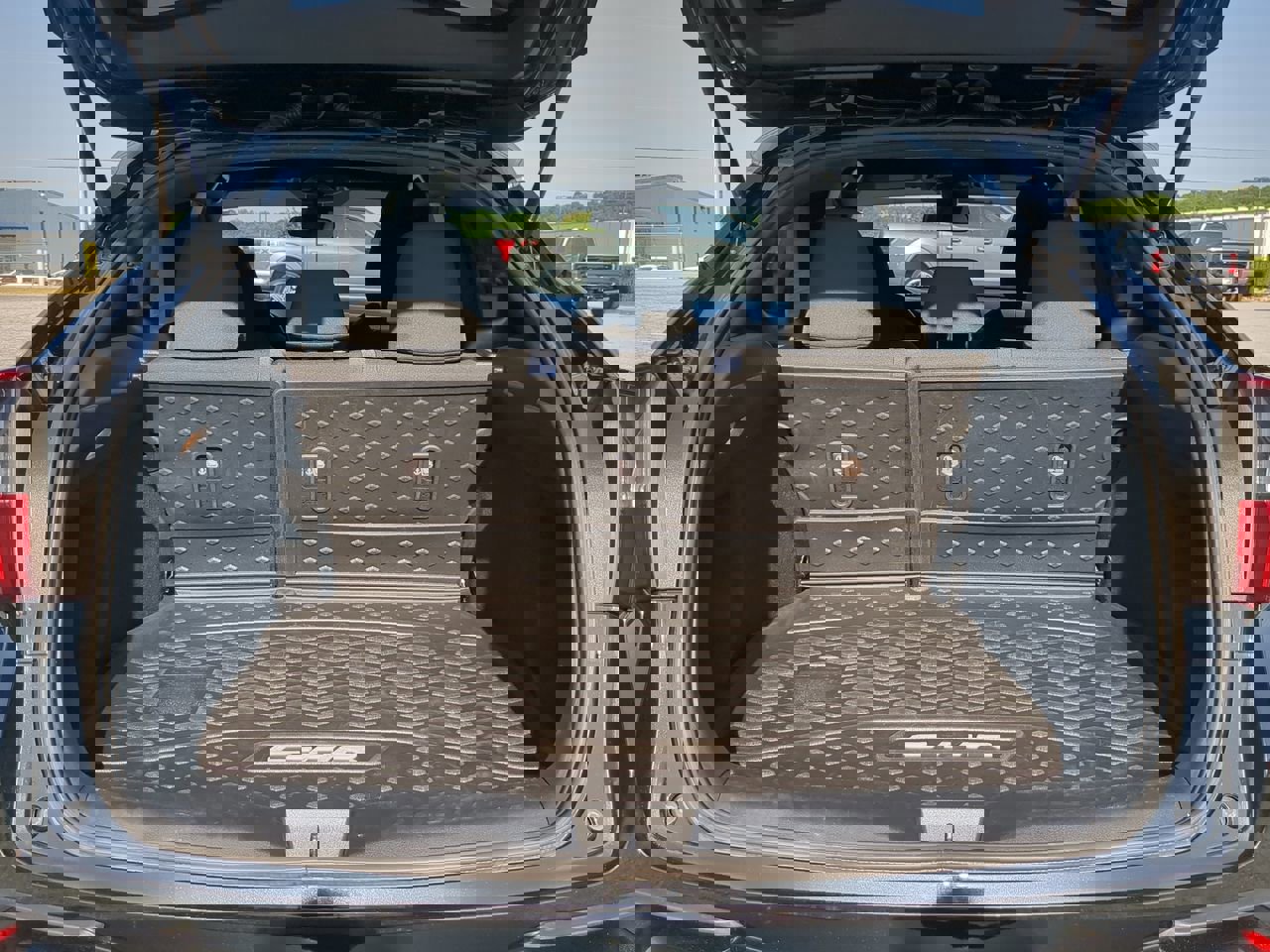 Used 2020 Toyota C-HR XLE FWD image 11