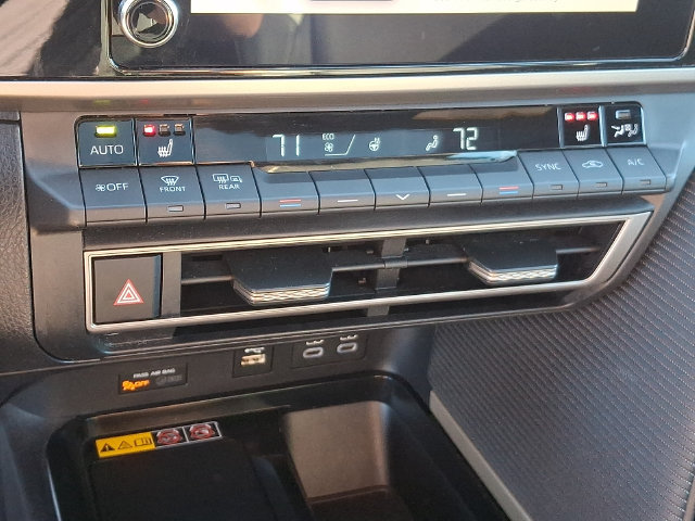 Used 2025 Toyota Camry SE w/ Convenience Package FWD image 16