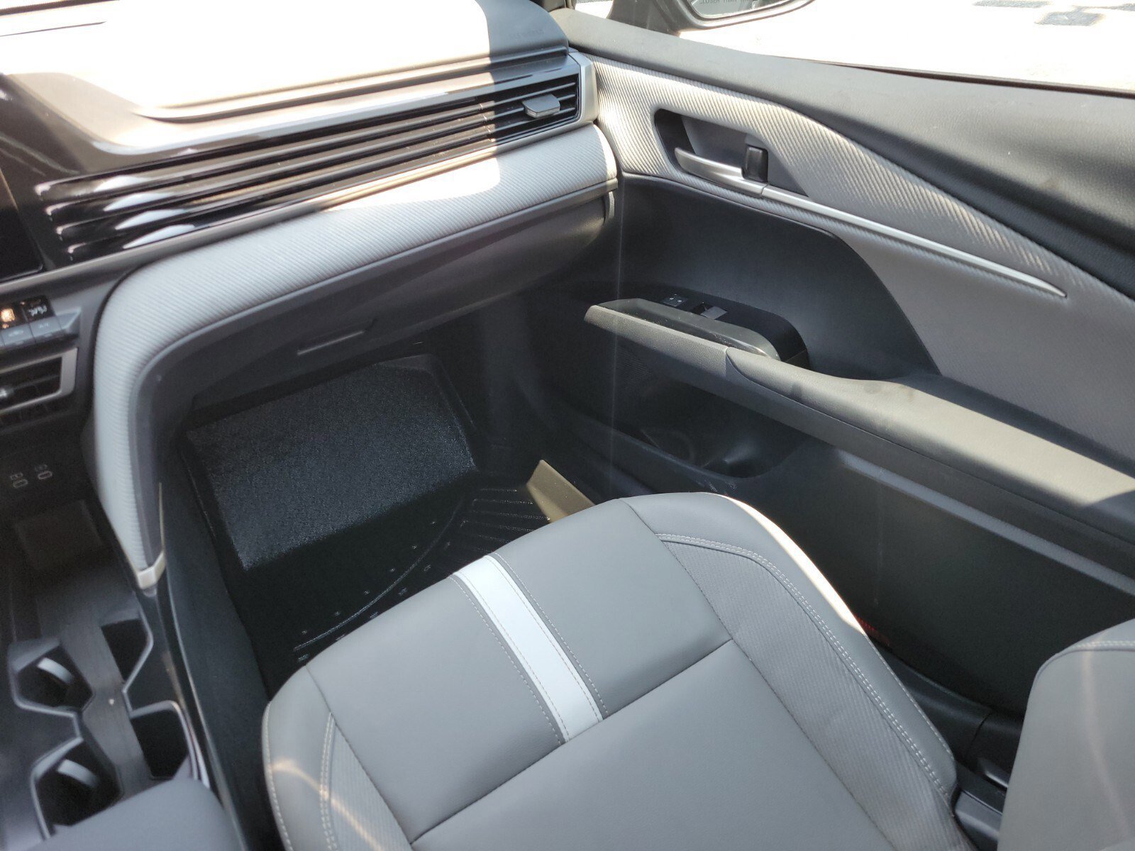 Used 2025 Toyota Camry SE image 16