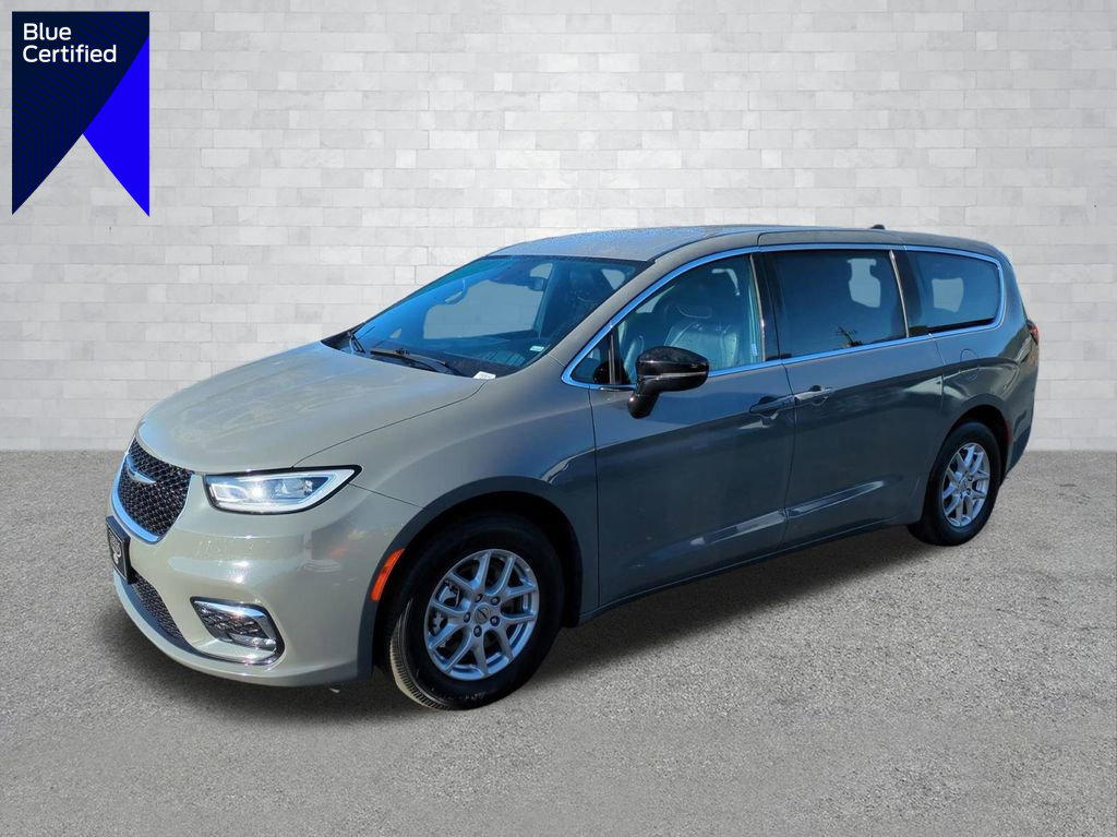 Used 2025 Chrysler Pacifica Select