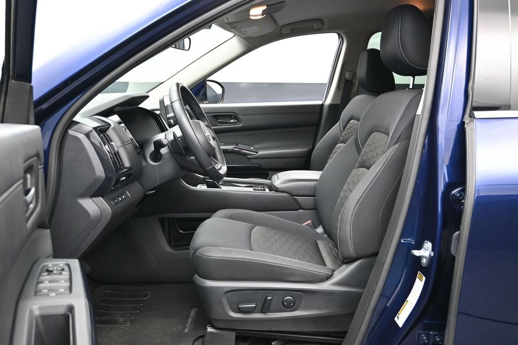 Used 2025 Nissan Pathfinder SV AWD/4WD image 14