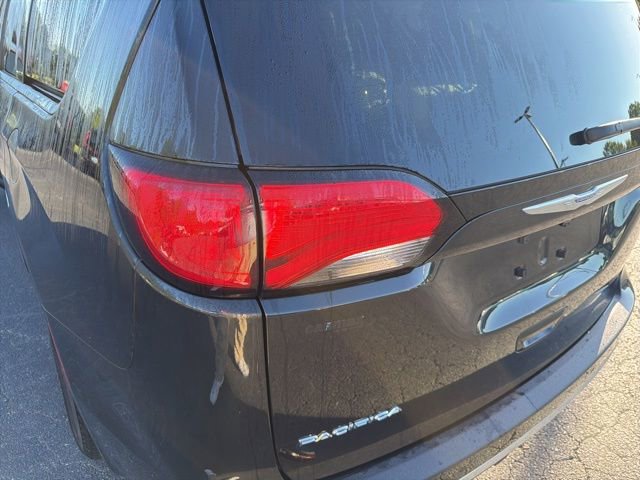 Used 2020 Chrysler Pacifica Touring-L w/ Advanced Safetytec Group FWD image 23