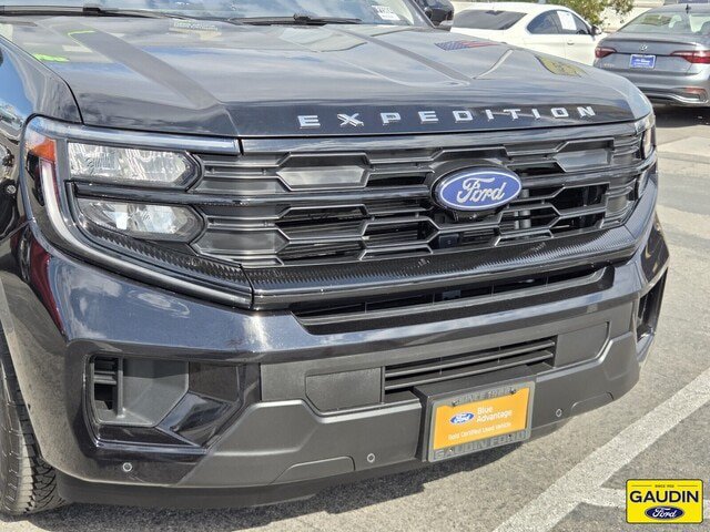 Certified 2025 Ford Expedition Active AWD/4WD image 2