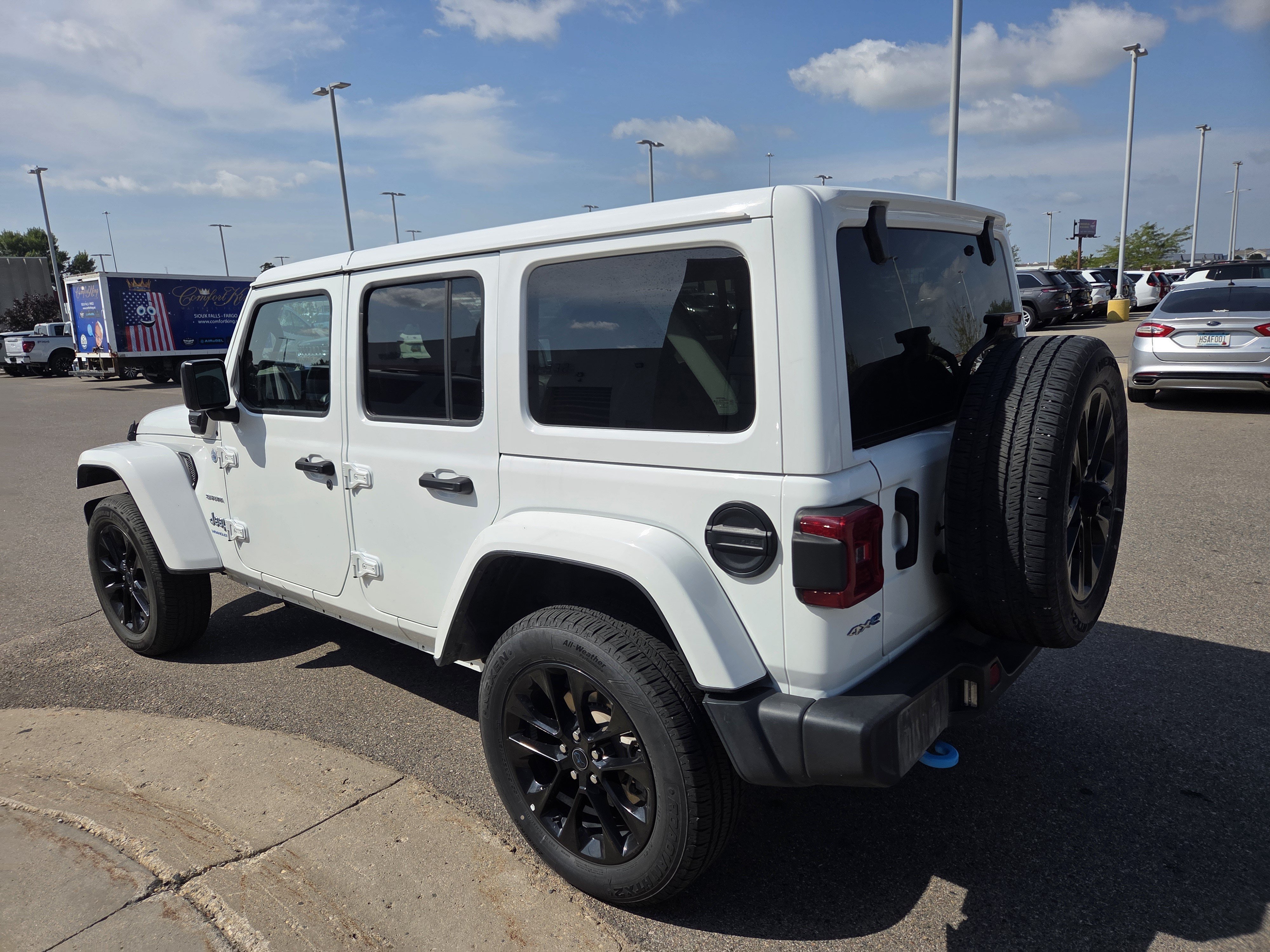 Used 2024 Jeep Wrangler Unlimited Sahara AWD/4WD image 4