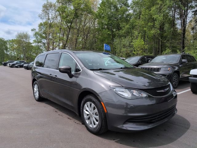 Used 2017 Chrysler Pacifica Touring w/ Tire & Wheel Group FWD image 3