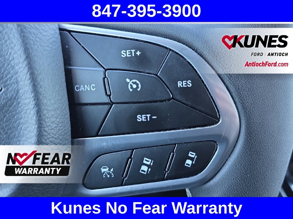 Used 2025 Chrysler Pacifica Select FWD image 18