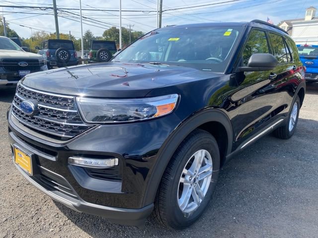 Certified 2022 Ford Explorer XLT w/ Equipment Group 202A image 3