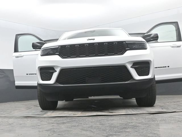 Used 2024 Jeep Grand Cherokee Altitude AWD/4WD image 32