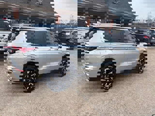 Used 2024 Mitsubishi Outlander AWD image 5